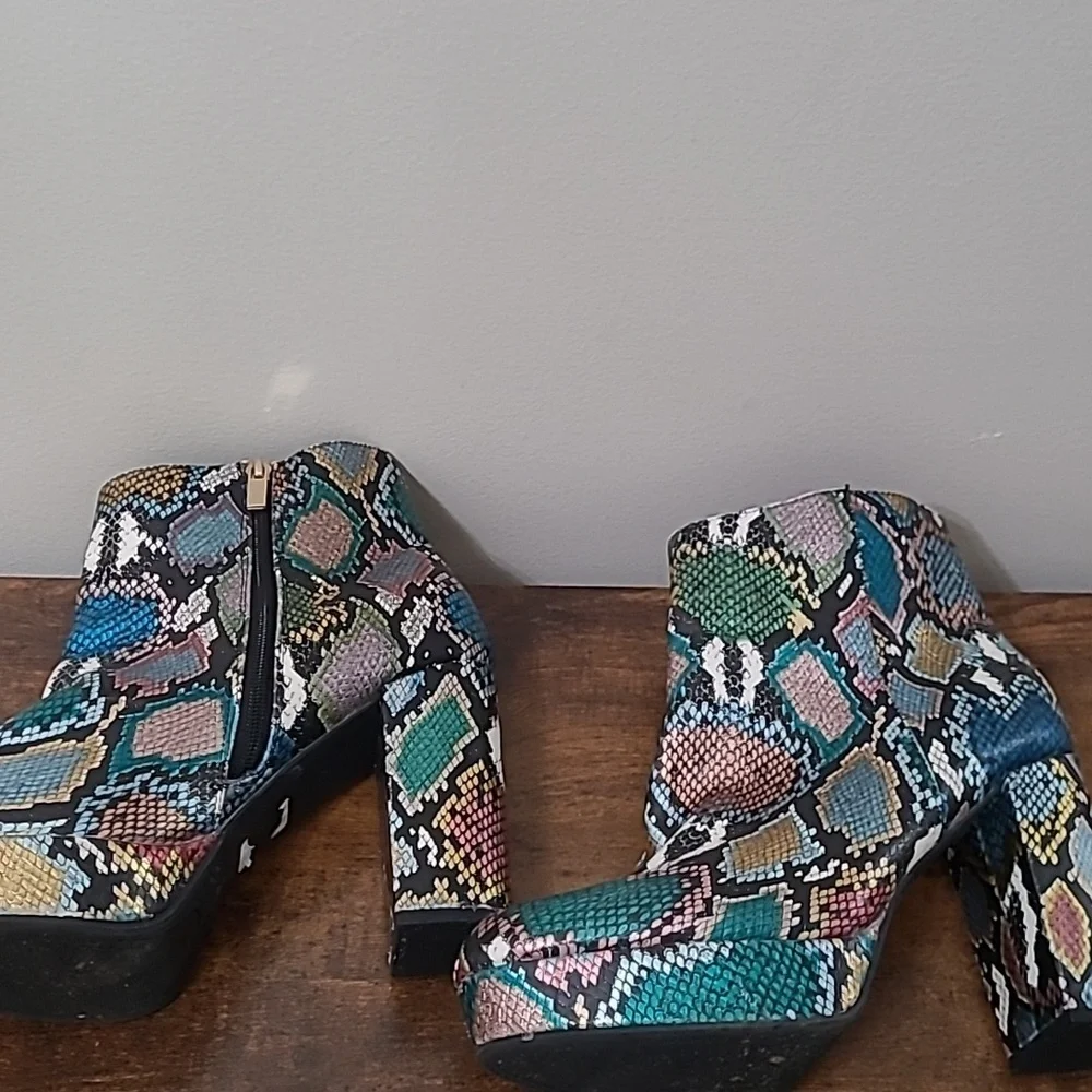 Bamboo SORBET Colorful Snakeskin Print Platform Heeled Boots size 10
